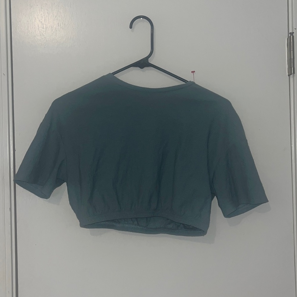 blue cropped tee